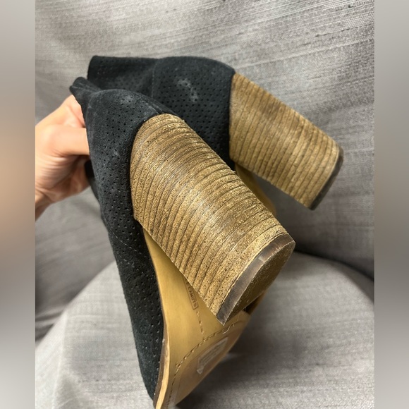 Vince Camuto Women’s Black Suede High Block Heeled Zip Ankle Booties Size 9 - Picture 5 of 7